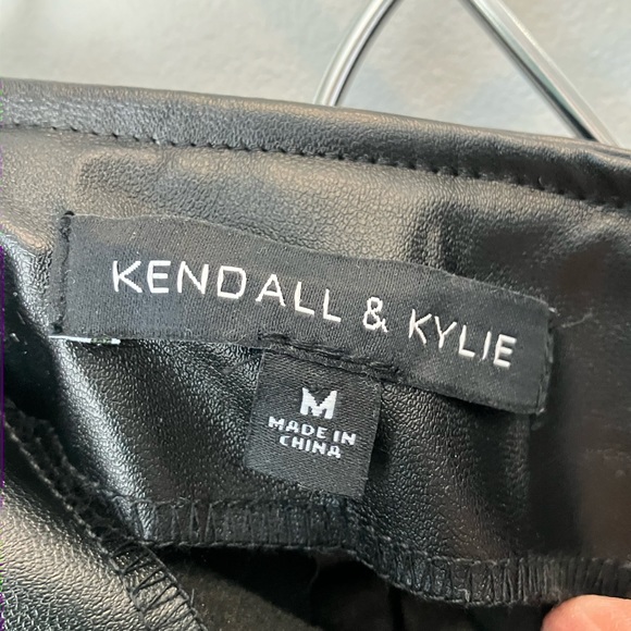 Kendall & Kylie faux leather mini skirt
Black size medium - Picture 4 of 7